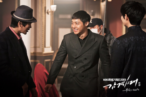 Three fighters to huddle together [Inspiring Generation]