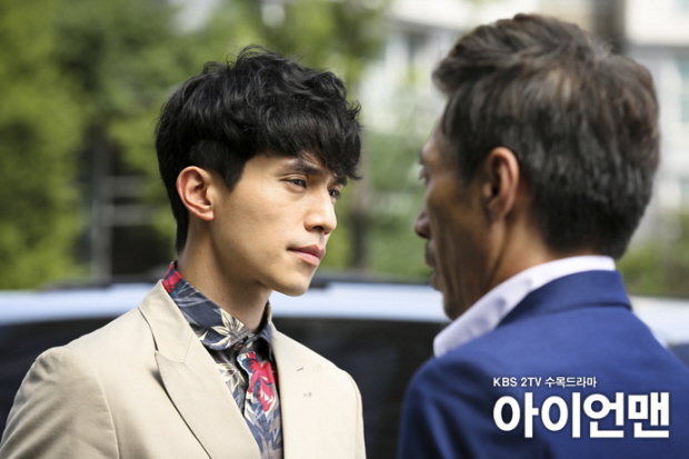 Hongbin tries hard to make up with his father [Blade Man]