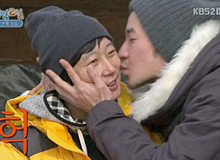 Um Tae Woong Celebrates Lee Soo Geun’s Birthday with Kiss in ‘Two Days and One Night’ 