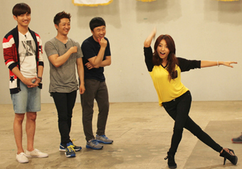 [Cool Kiz On The Block]Sistar's Bora shows off her bowling skills while flaunting her legs