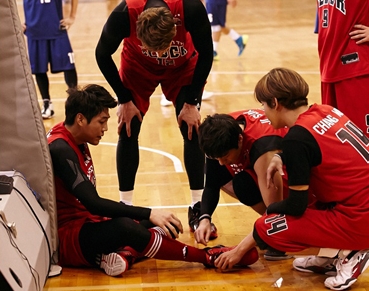 Kim Hyuk Displays Fighting Spirit Despite Sprained Ankle 