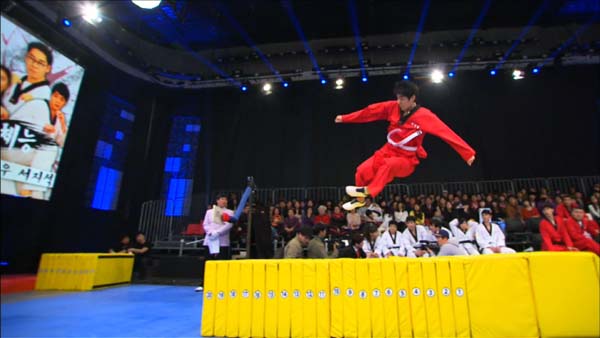 Seo Jisuk to jump high during the Taekwondo challenge [Cool Kiz on the Block]