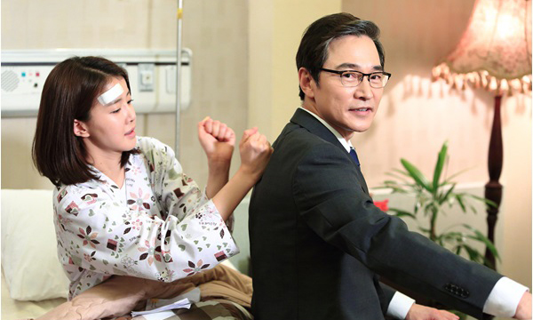 Lee Siyoung to give her father massage [Golden Cross]
