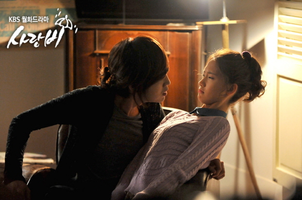 Jun & Hana filming shoot on the couch [Love Rain]