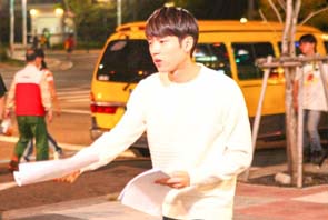 Nam WooHyun to hand out flyers [Hi! School - Love On]