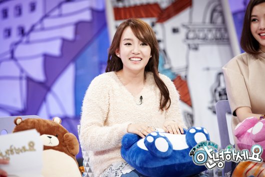 Younha sings passionately in a kneeling posture [Hello, Counselor]